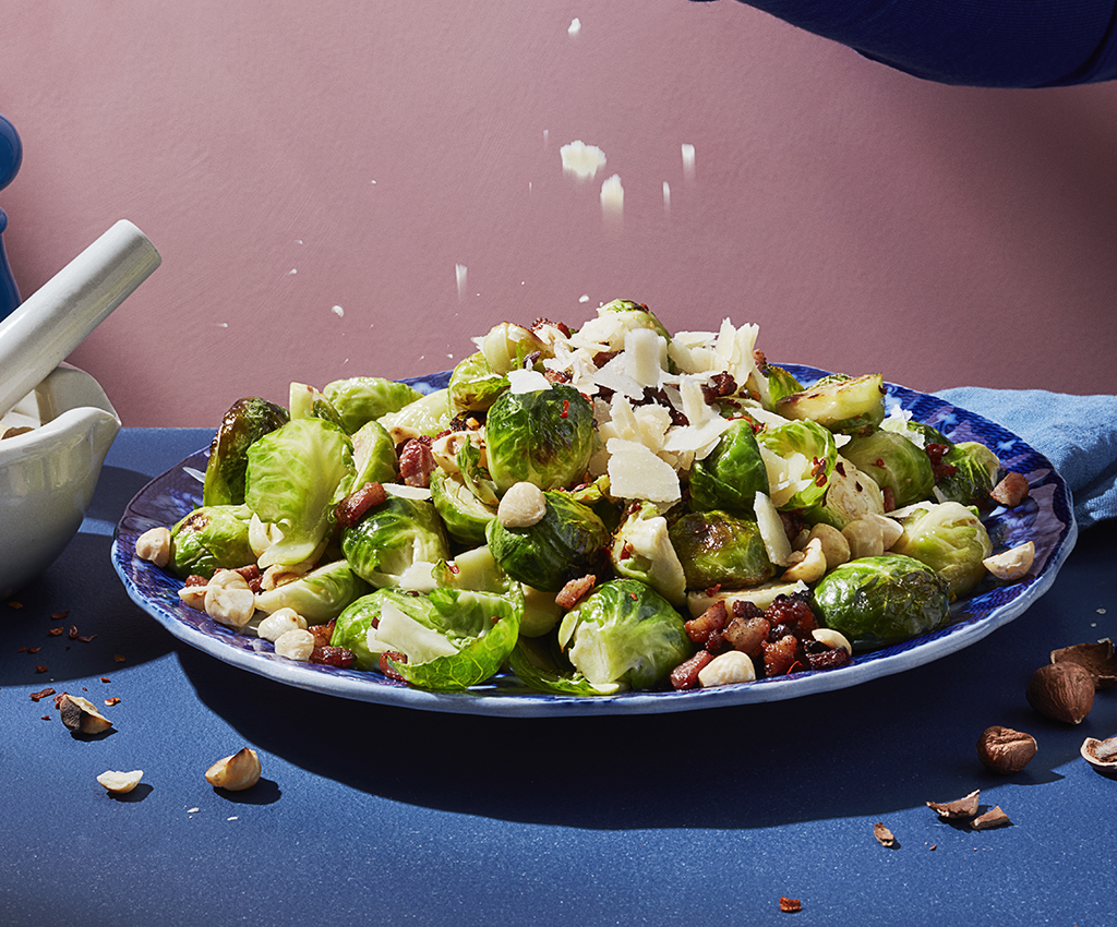 bryssekålsallad på tallrik som toppas med  parmesan