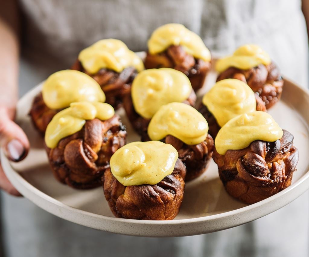 kanēļa kēksiņi uz paplātes