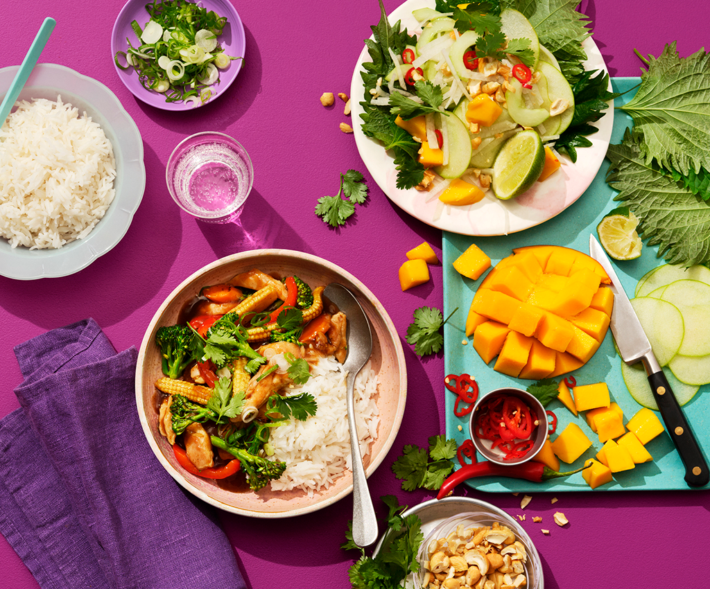 Āzijas voks ar vistu pasniegts uz galda