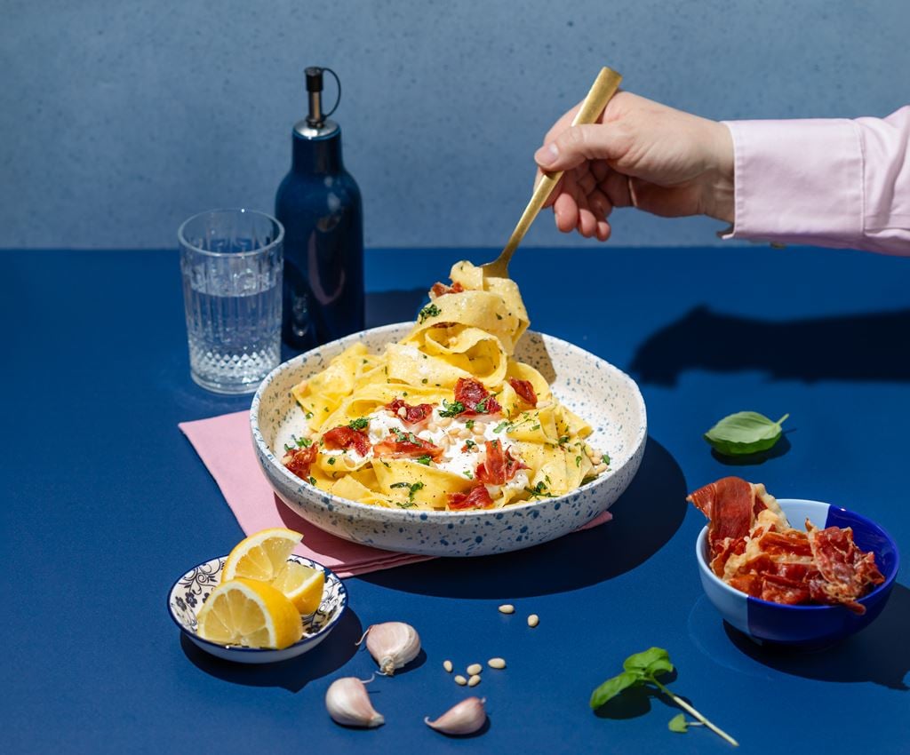 Romige pappardelle met citroen-knoflookbotersaus, burrata en prosciuttokruim