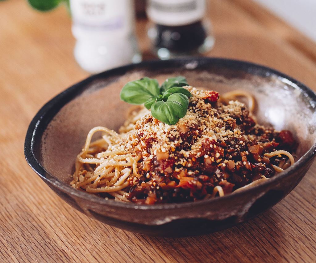 Veganusku pööratud spagetid bolognese kastme ja india pähkli parmesaniga