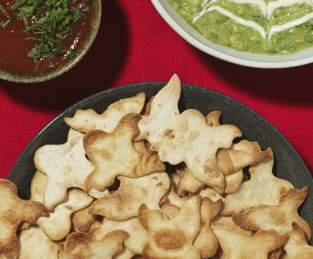 Spøkelsesformede tortillachips servert i en bolle