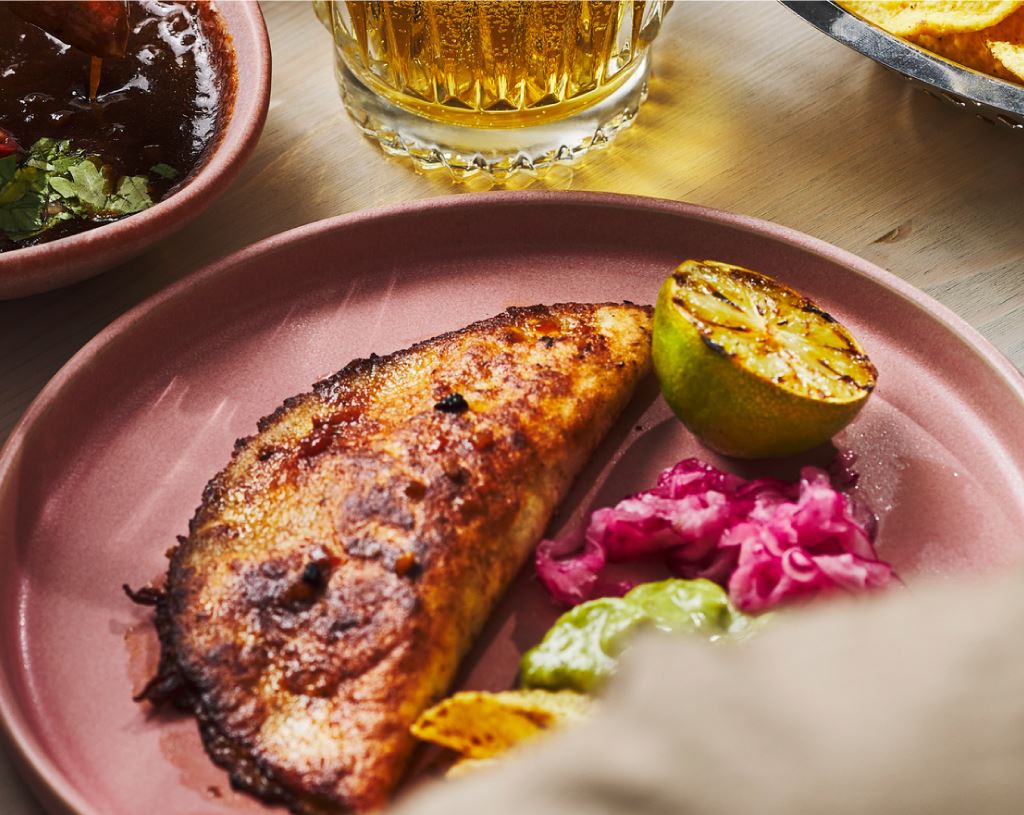 Galds ar dažādiem Tex mex ēdieniem