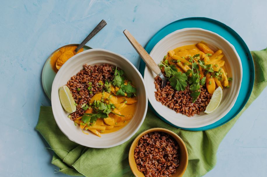 Mango karija šķīvji uz galda