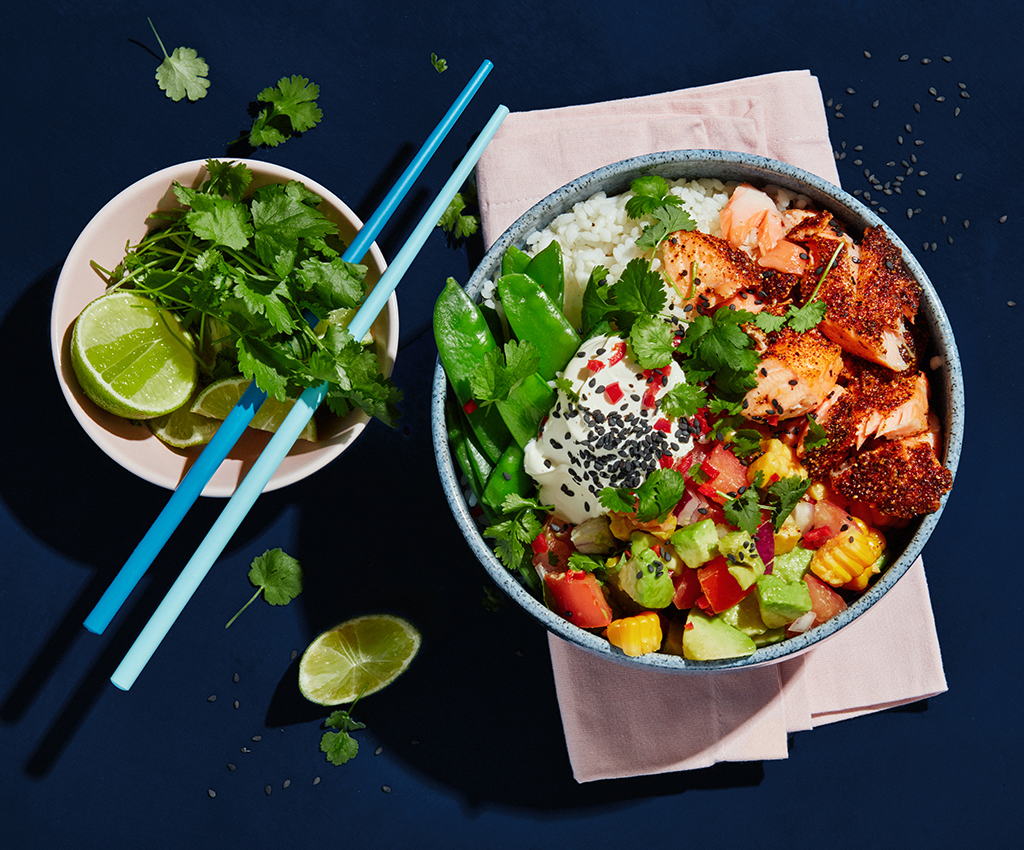 Poké bowl med laks serveret i skållaks