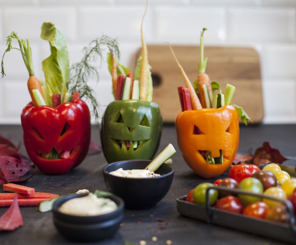 Halloweenstylet grønnsaker med dipp