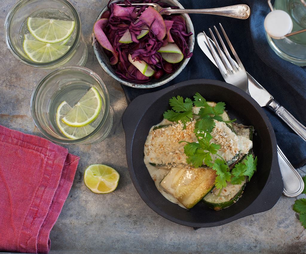 Groene curry met courgette en rode koolsalade