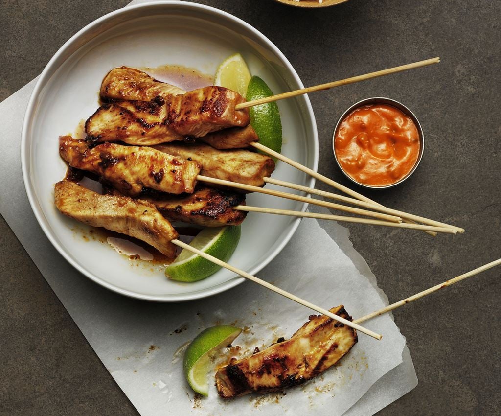 Kycklingspett Satay med smak av jordnötter och chili