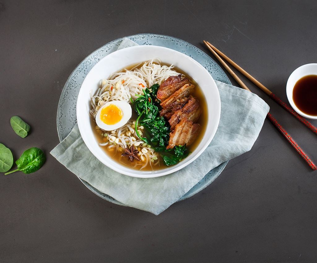 Cūkgaļas un olu ramen nūdeļu zupa