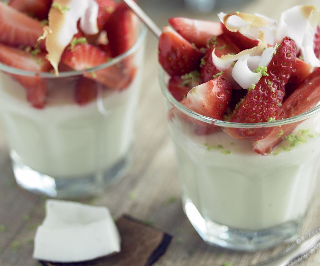 Thailändsk pannacotta med kokos, lime och färska jordgubbar