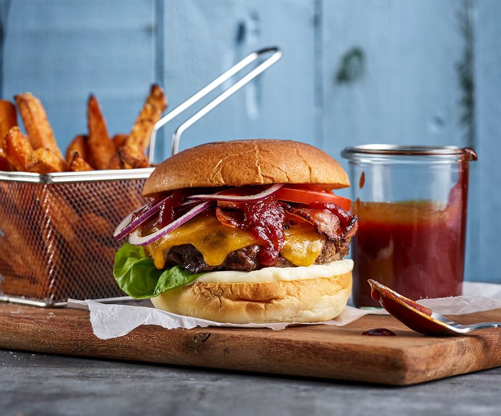 burger med pommes på skærebræt