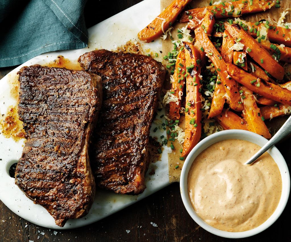 Sirloin steak med bbq rub og søde pommes frites vendt i thybo-ost