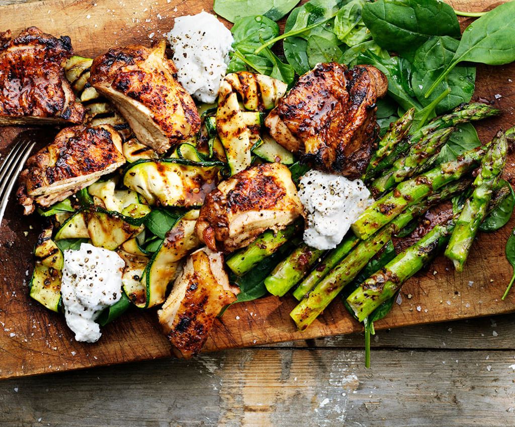 Gegrilltes Huhn mit mariniertem Sommergemüse