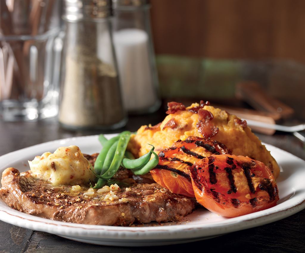 Rib Eye Steak med sötpotatismos och grillade grönsaker