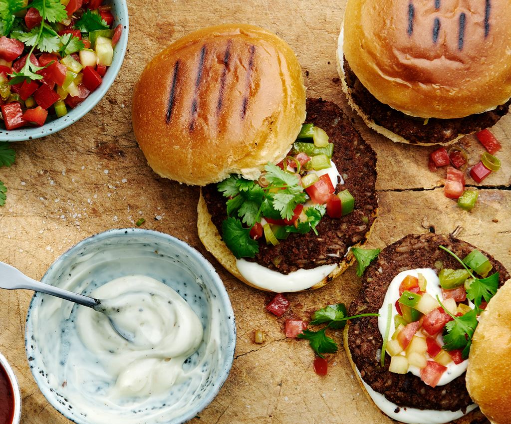 Kolgrillad Black bean burger med chiliensk pebre, vegansk aioli och chipotlesås