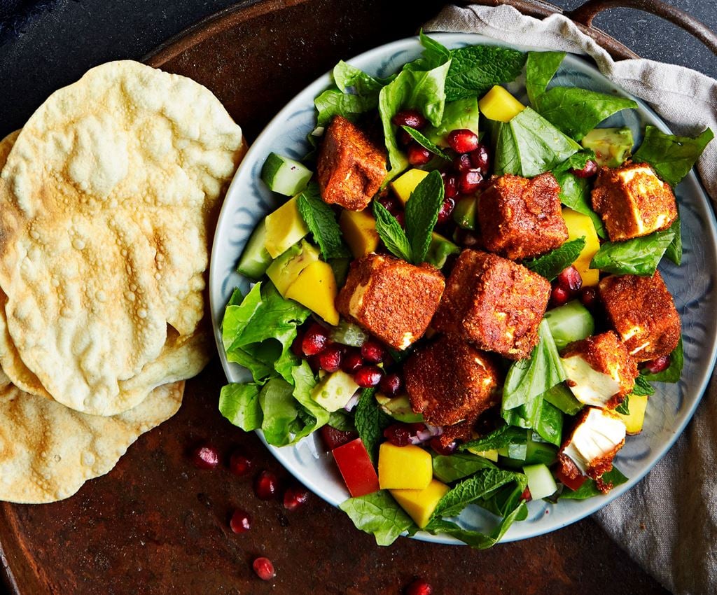 Indisk tofusallad på en tallrik med papadums vid sidan