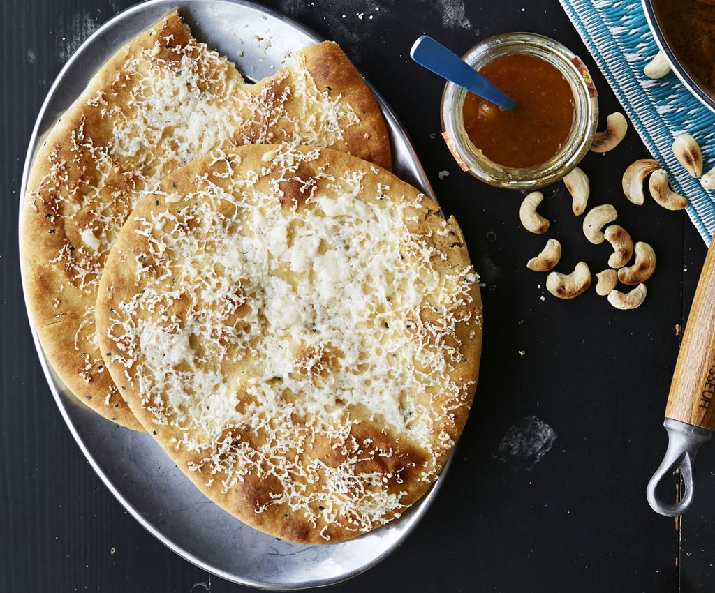 Ostegratinerede naanbrød