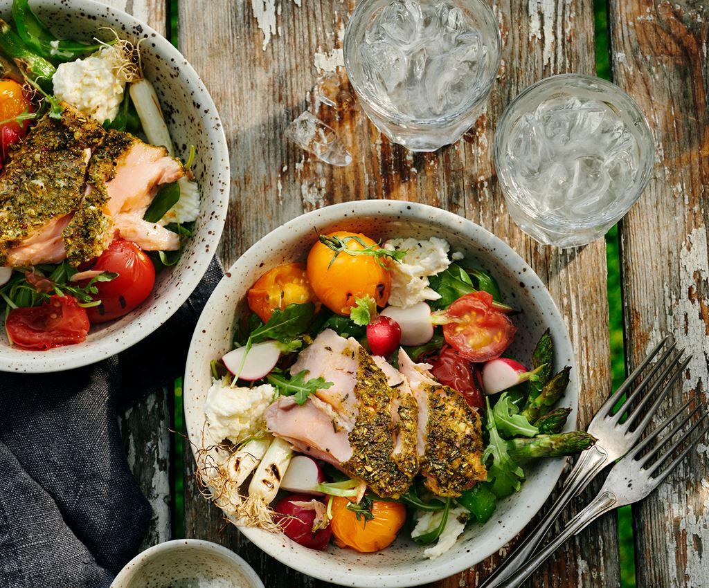 Örtrubbad lax med grillad tomatsallad och mozzarella