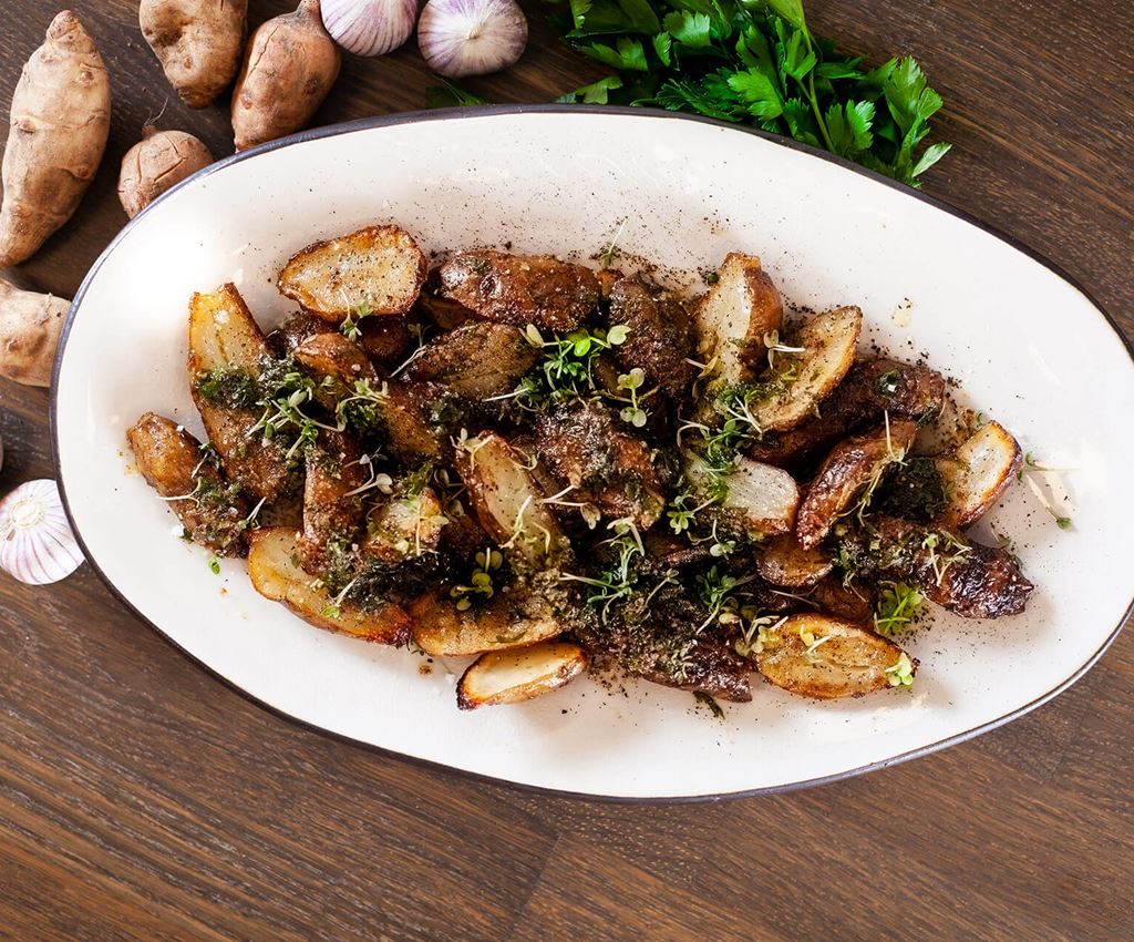 Dish with oven-roasted Jerusalem artichokes