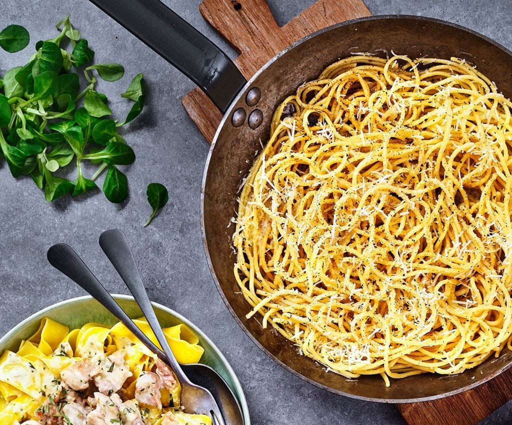 Pastarätten Cacio e Pepe i en stekpanna