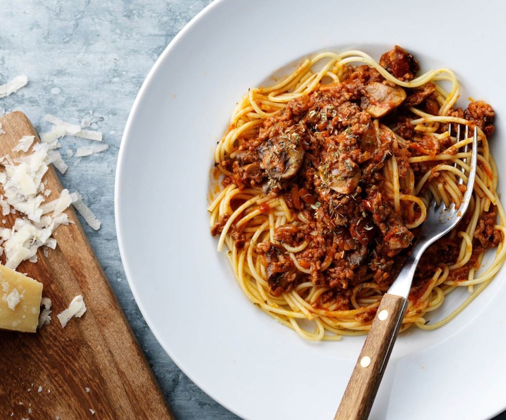 Спагетти с соусом из молотого мяса на тарелке