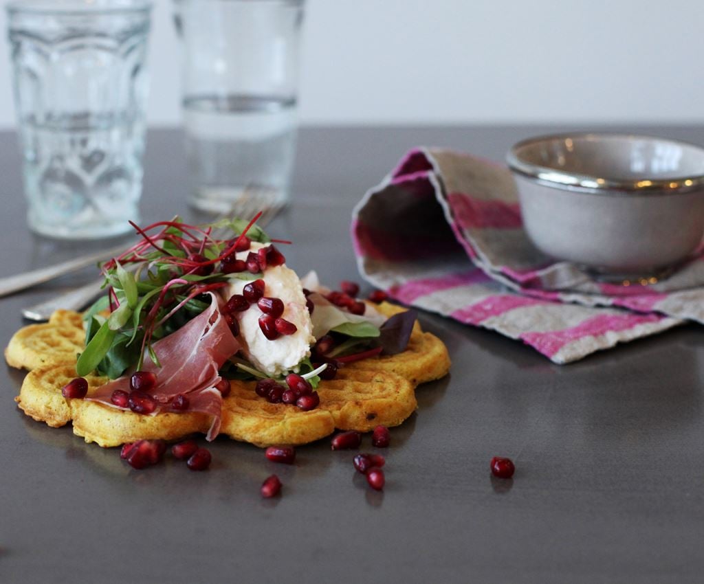 Curryvåfflor med getostcrème, parmaskinka och granatäpple