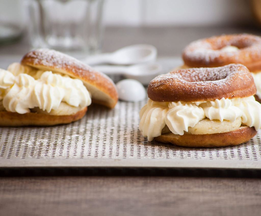 Donutsemlor upplagda på en plåt