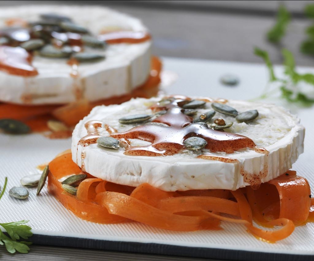 Chevre på gulrotsalat med cayennehonning