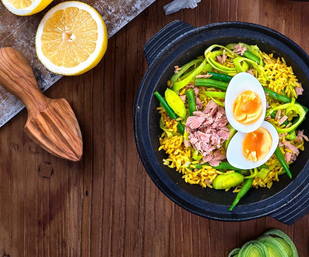 Kedgeree med curryris i gjutjärnspanna