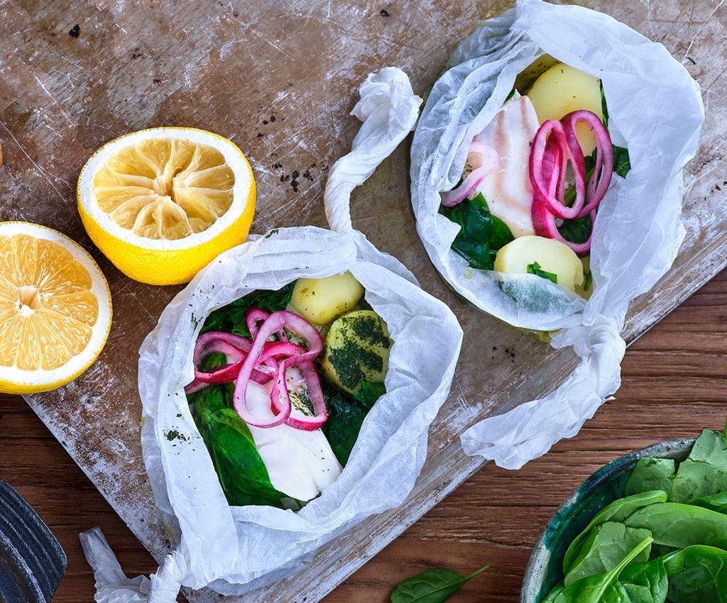 o portioner fisk kogt i pakker med syltede løg