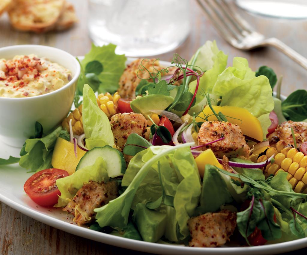 Kycklingsallad med färsk mango och avokado