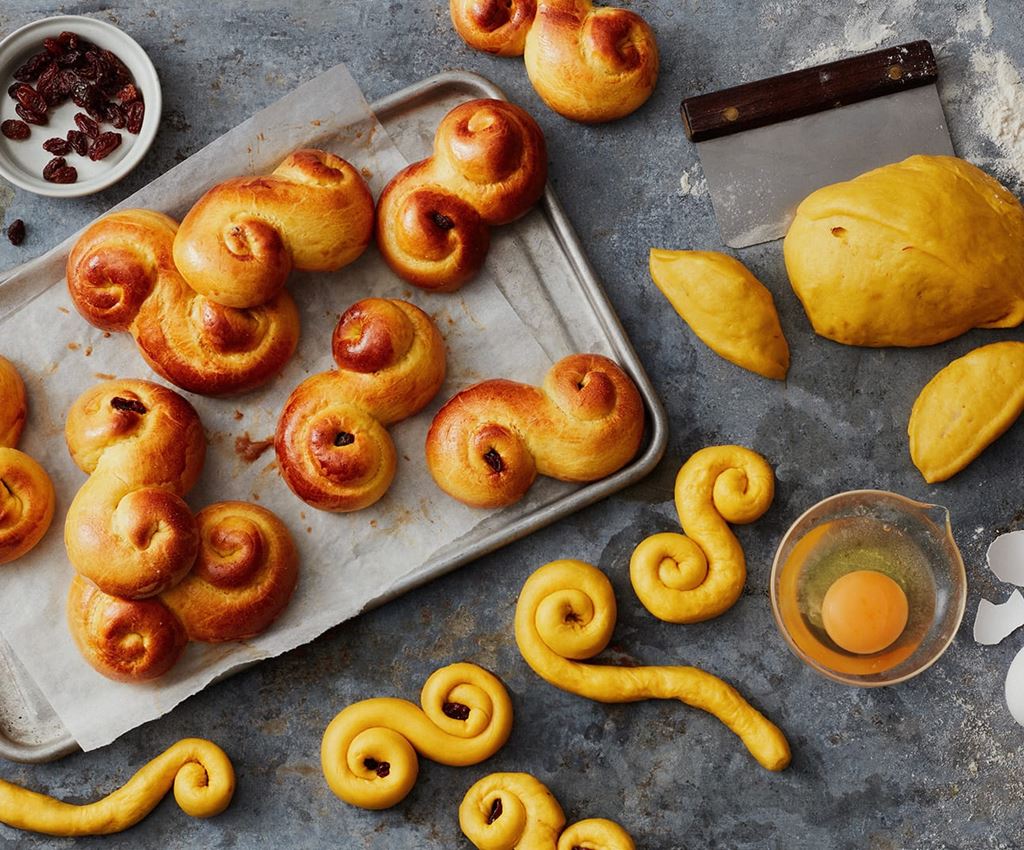 lussekatter med saffran tillagas på plåt