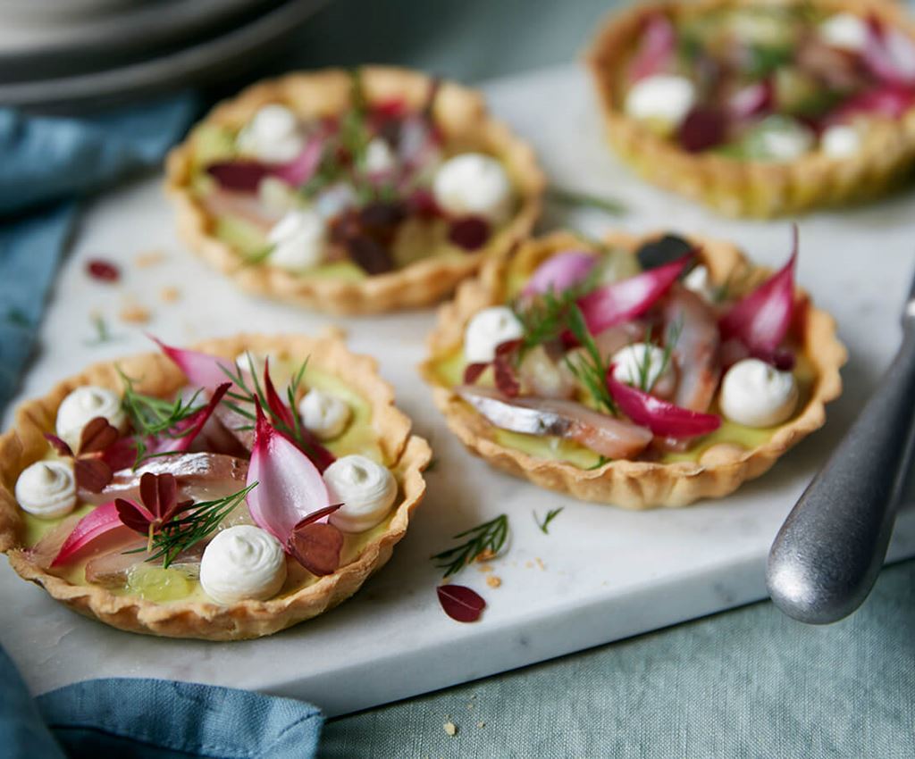 Matjessillpannacotta med picklad rödlök och syrad färskost