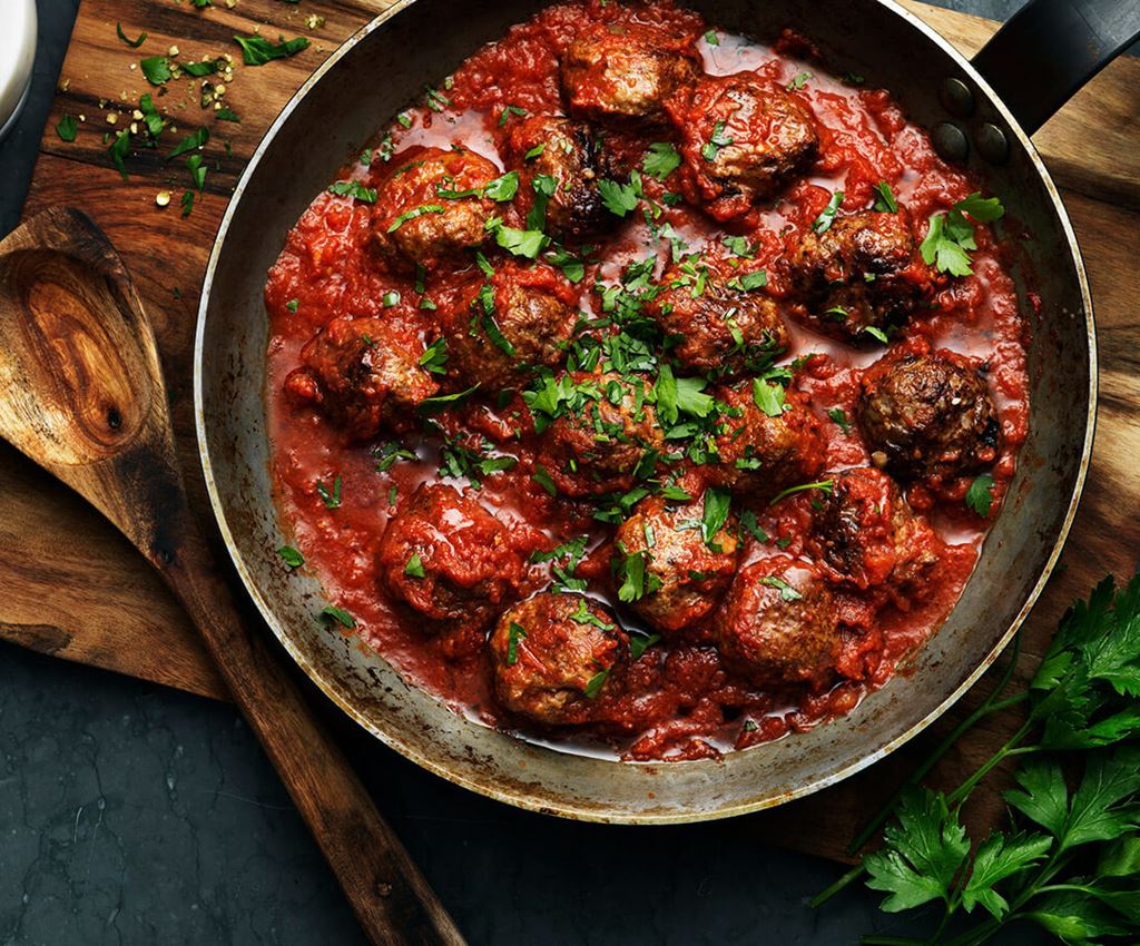 Köttbullar i tomatsås kryddad med grönpeppar