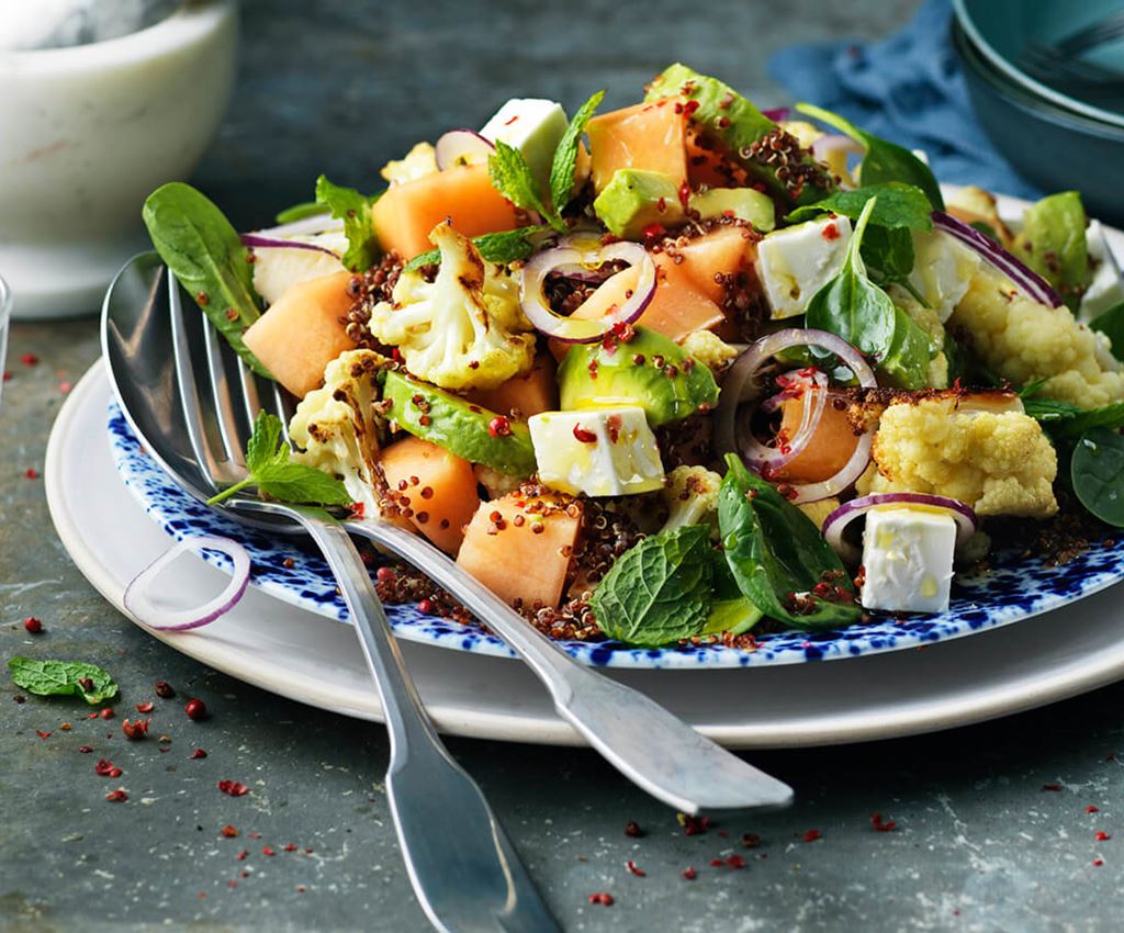 Salade de melon et de feta avec épinards et poivrons roses