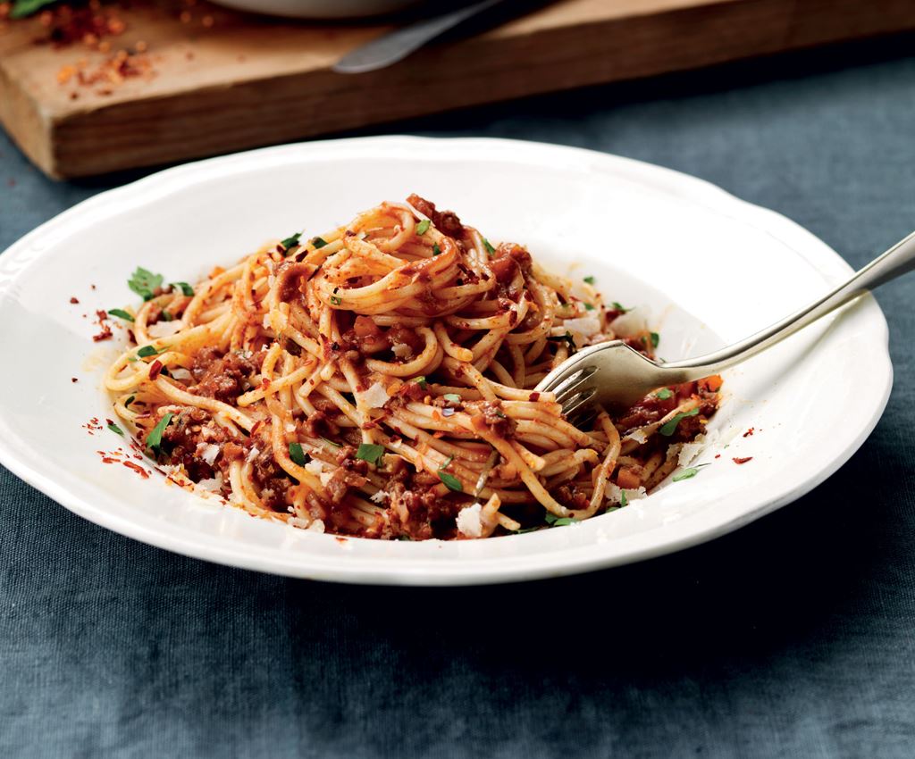 Спагетти болоньезе на тарелке