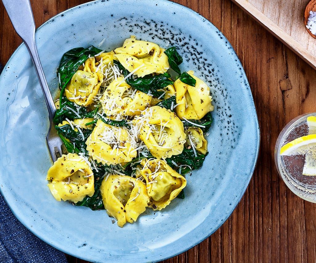 tortellini salvian ja pinaatin kera