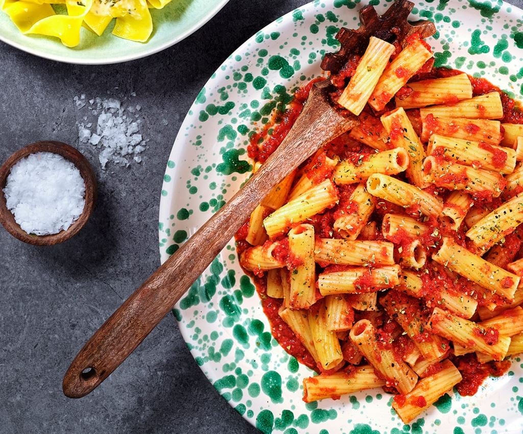 Tortiglioni med tomatsås på tallrik