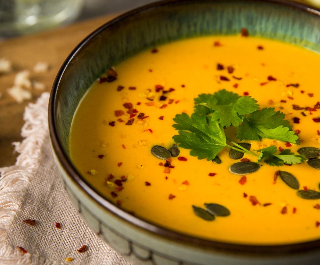 Gulrotsuppe med gresskarkjerner, kokosmelk og koriander