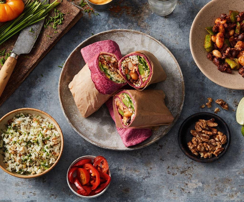 Burrito-Wrap mit Bohnenfüllung und Blumenkohlreis in Rote-Bete-Tortilla