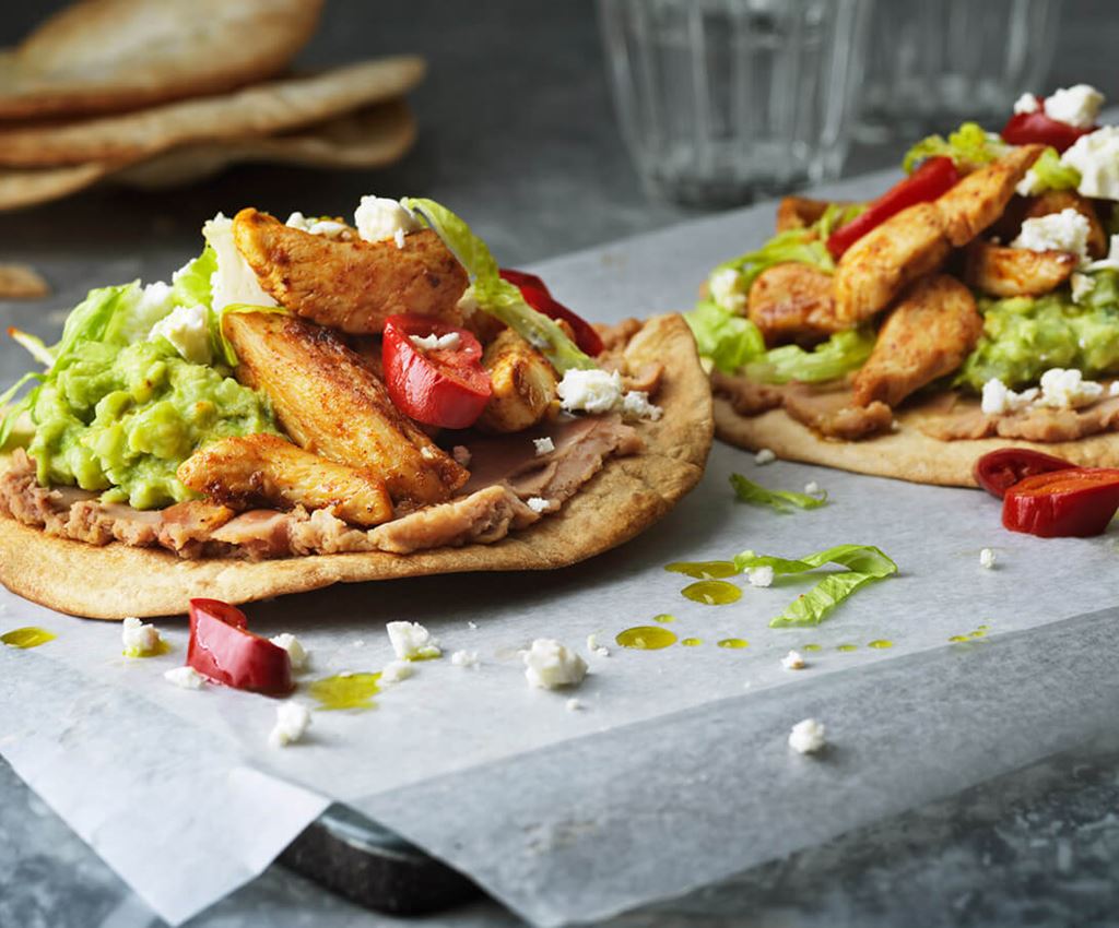 Två tostadas med kyckling och guacamole