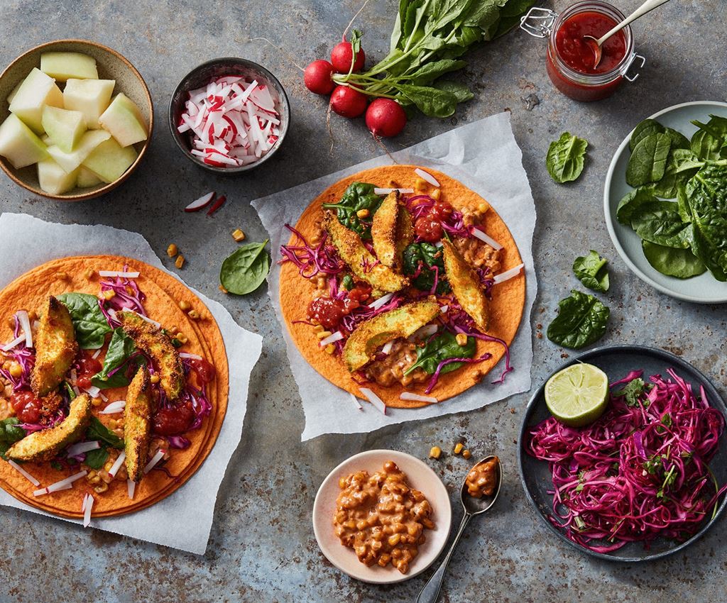 Karotten-Tortilla mit knuspriger Avocado und Rotkohlsalat