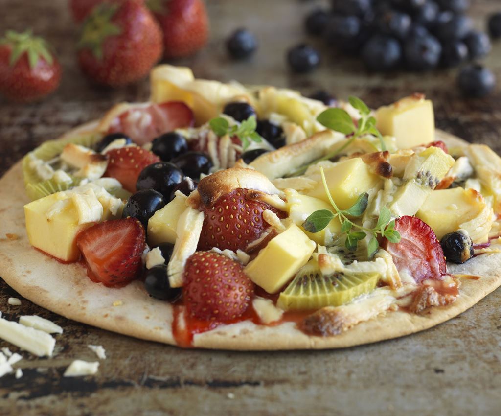 Dessertpizza med färska frukter och vitchoklad 