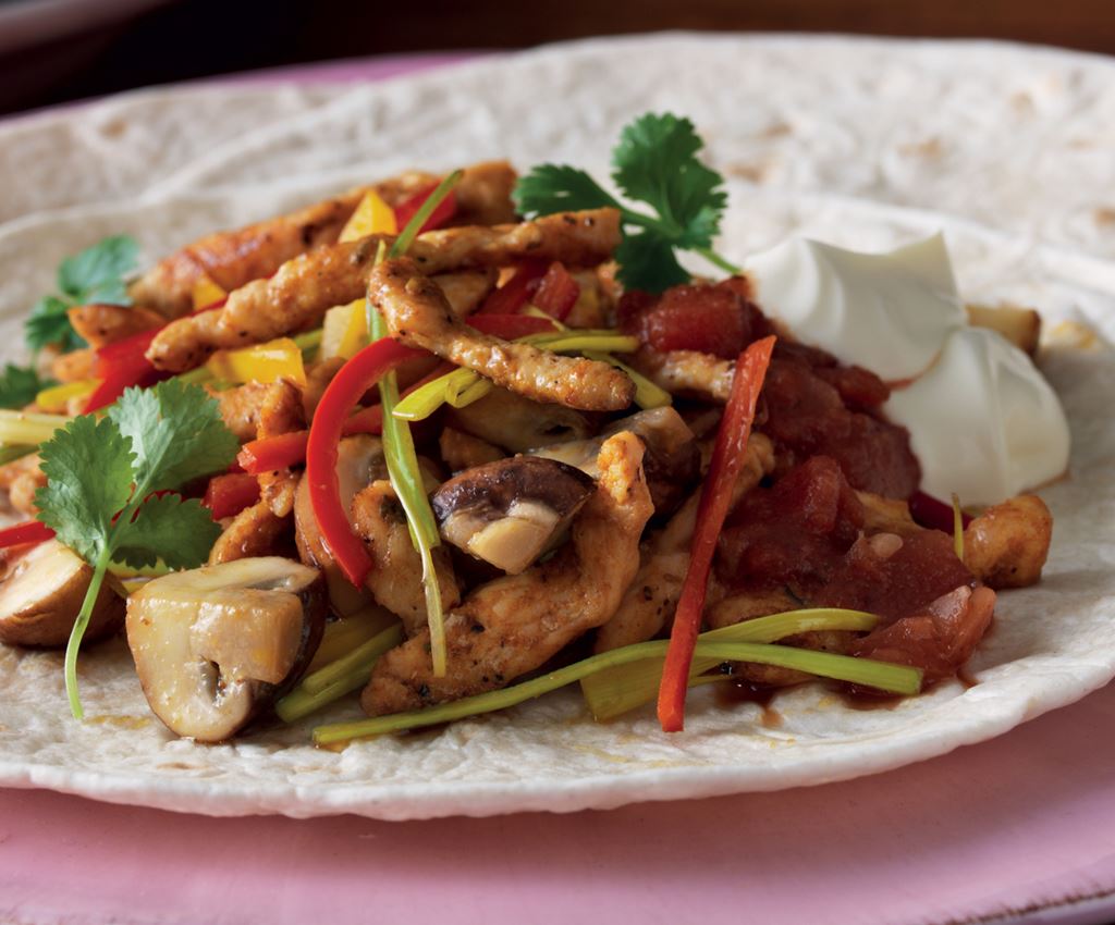 Fajitas s grilovaným kuřecím masem, houbami a paprikou