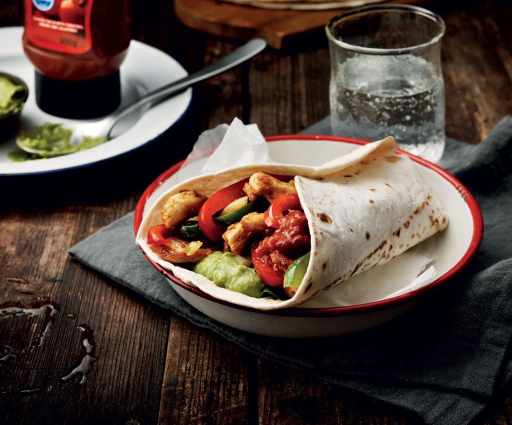 Kyllingfajita med salat, tacosaus og guacamole