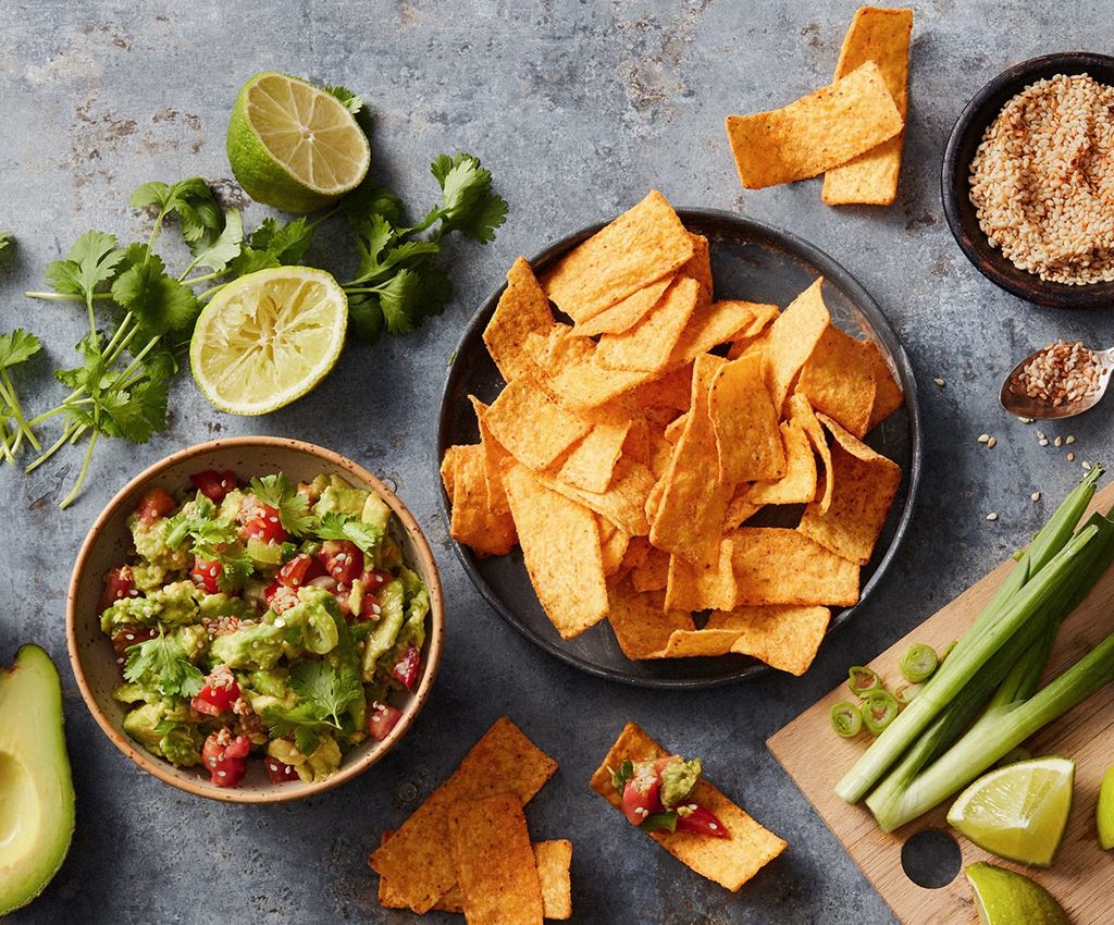 Sweet chili chips med asiatisk guacamole i skålar 