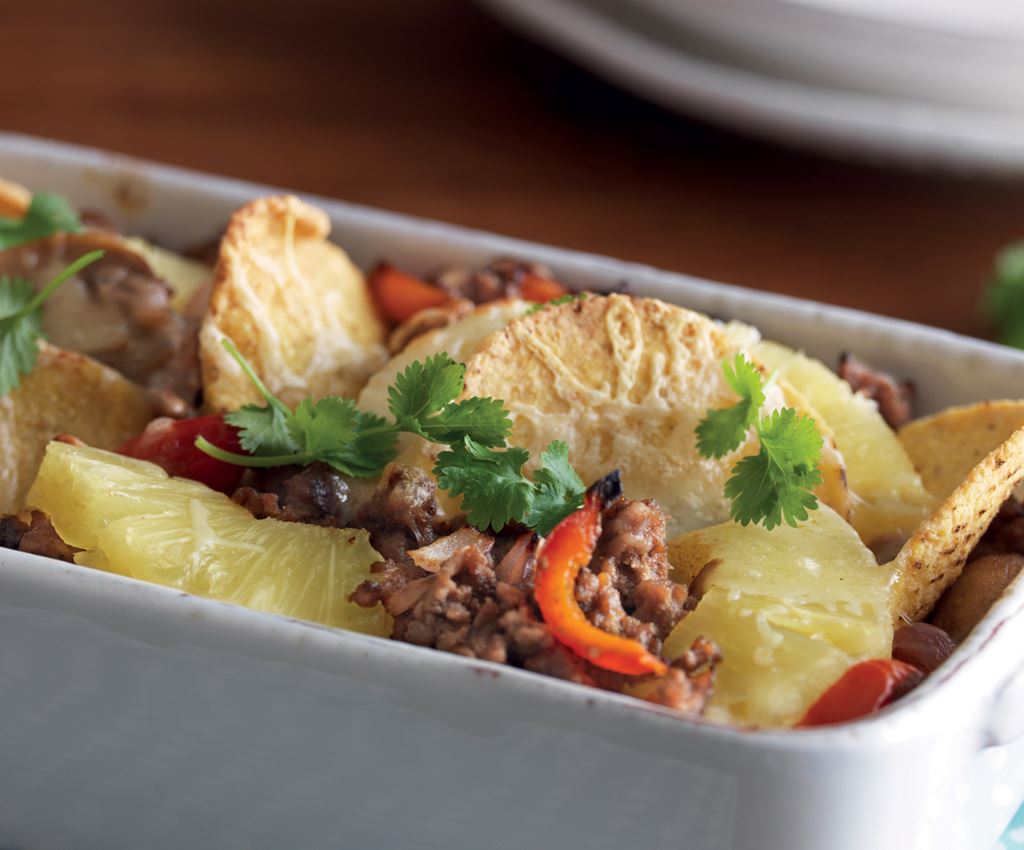 Nachos gratinados con carne picada y piña