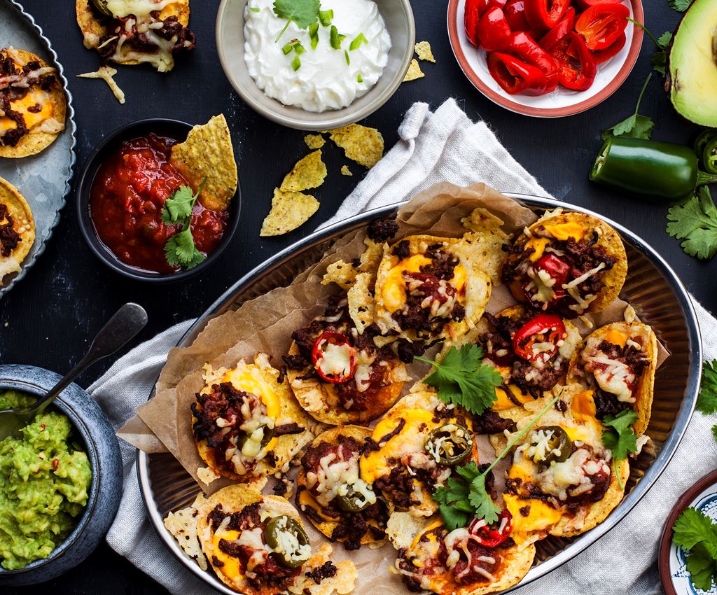 Nachotallerken med tacokjøttdeig, ost, jalapeños og guacamole