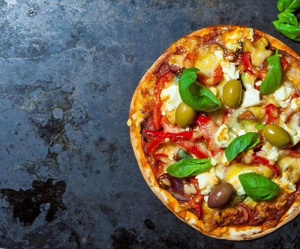Pizza med grønnsaker, feta og oliven
