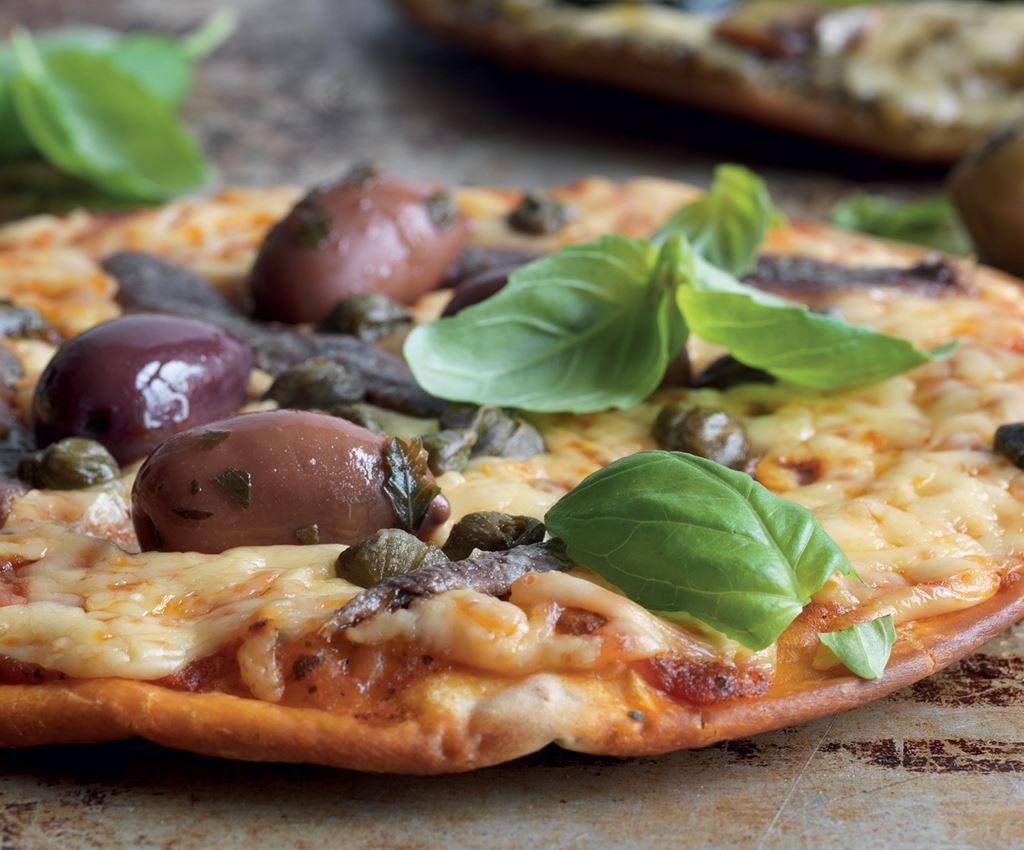Pizza med sardeller, kapris och oliver